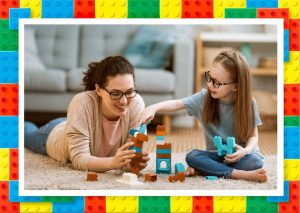 Fillette qui joue aux LEGO avec sa maman