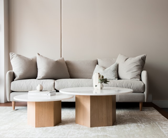 Exemple de decoration lagom minimaliste avec un canape beige et des tables basses en marbre et bois
