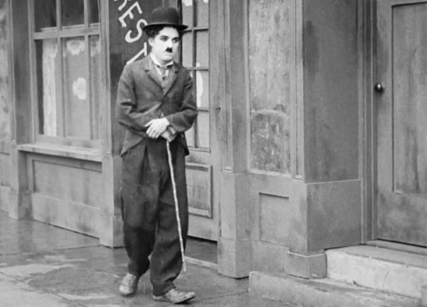 Charlie Chaplin grimé en Charlot dans l'un de ses films.