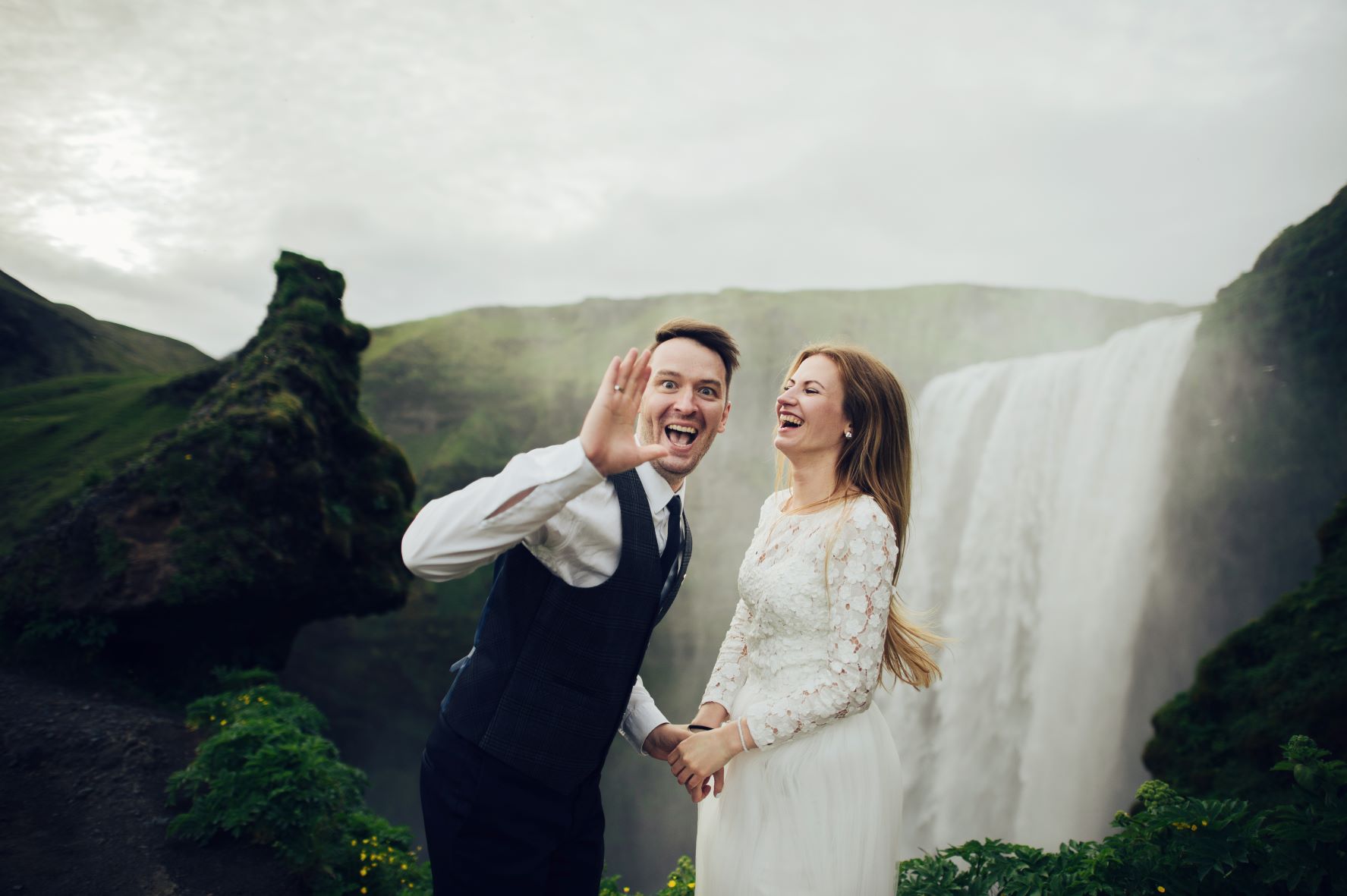 Couple de mariés devant une cascade en Islande