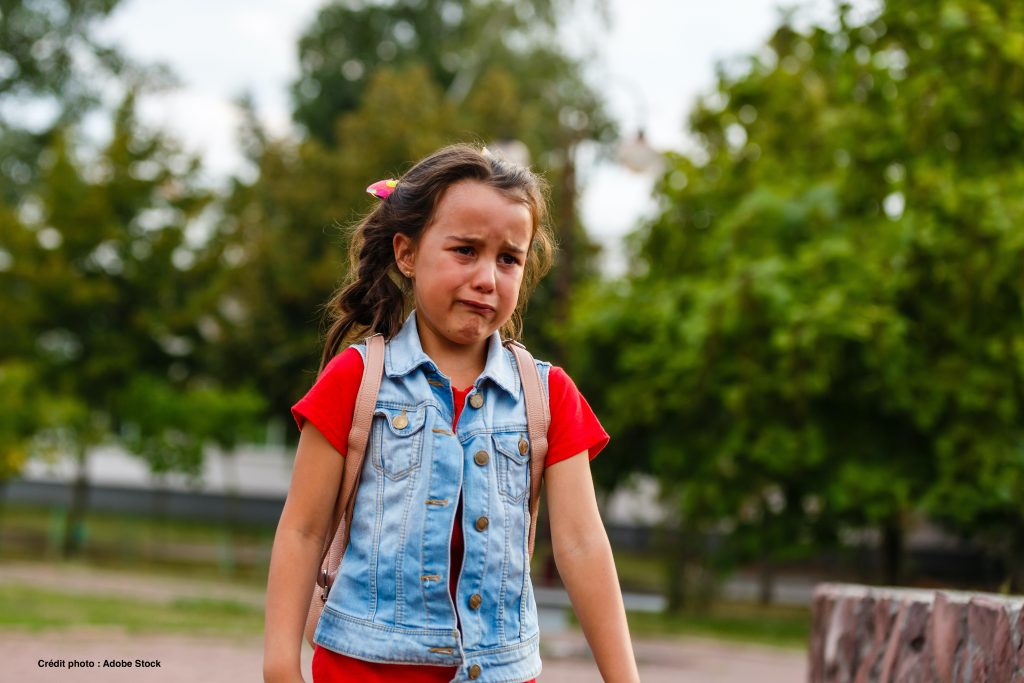 Symptomes de la Phobie scolaire : fillette en pleurs sur le chemin de l ecole