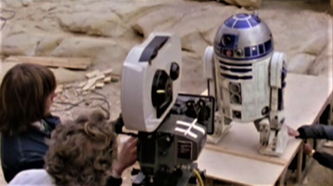 Le réalisateur George Lucas fait un gros plan sur le robot R2D2.