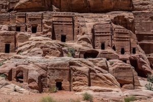Les tombeaux d’une nécropole à Pétra en Jordanie