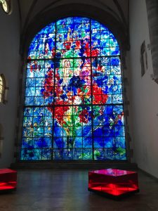 L'impressionnant vitrail crée par Marc Chagall est connu dans le monde entier