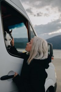 Pause tendresse avec son chien à bord du van aménagé