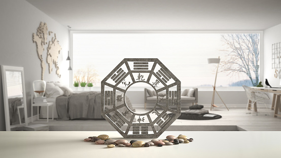Étagère de table blanche avec bagua et galets, chambre scandinave blanche avec grande fenêtre panoramique, design d'intérieur de concept zen, fond d'idée de modèle feng shui