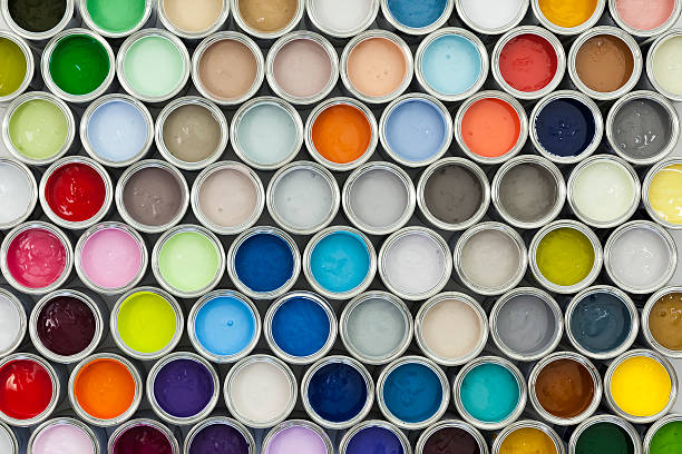 pots de peinture de différentes couleurs