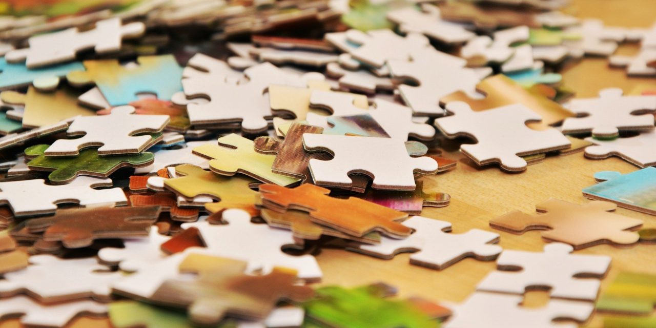 Assembler un puzzle, une activité stimulante à tout âge