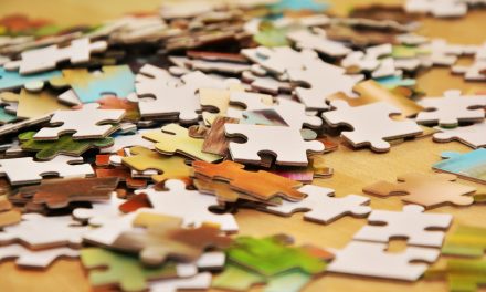 Assembler un puzzle, une activité stimulante à tout âge
