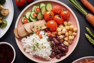 Assiette contenant du riz, du tofu, des légumes et des légumineuses