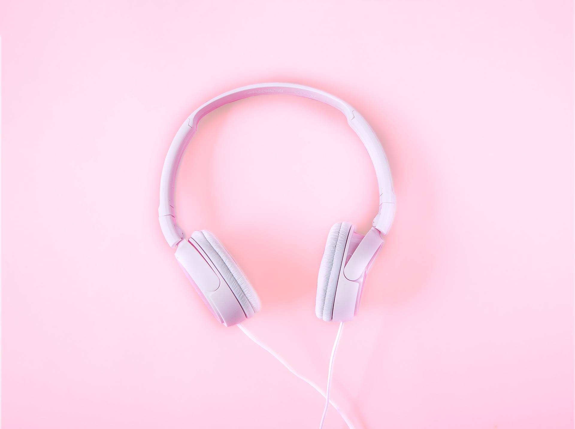 Casque audio utilisé pour écouter de l’ASMR, une méthode de relaxation auditive