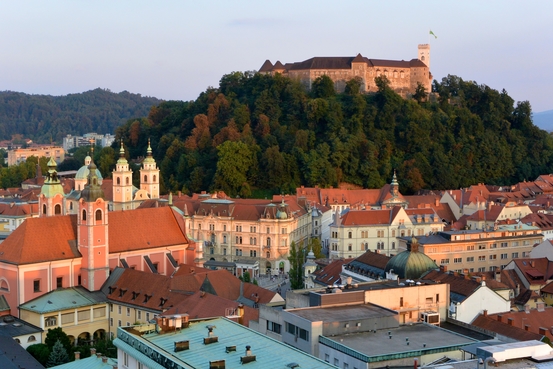 Vue sur la colline et le chateau qui surplombent le centre-ville de Ljubljana en Slovenie