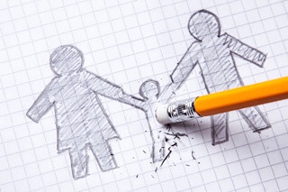 dessin d’une famille au crayon de papier dont l’enfant disparait sous l’action de la gomme
