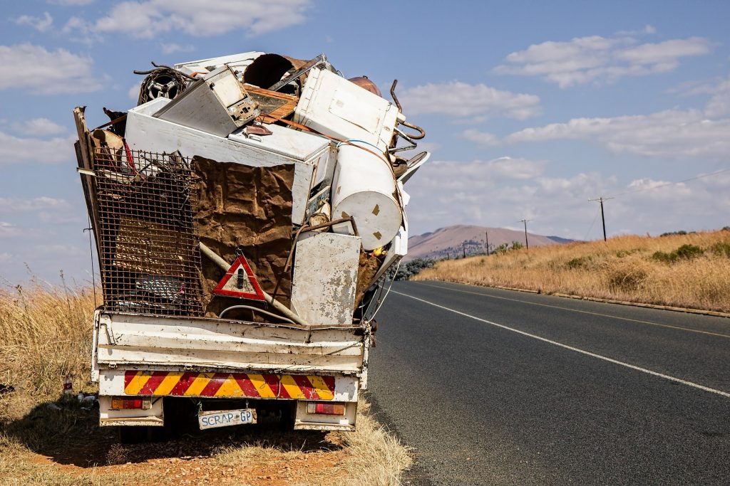 Camion transportant des déchets électroménagers