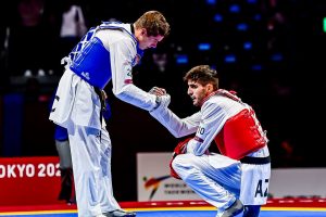 Entraide et respect entre deux pratiquants de taekwondo 
