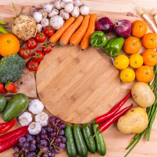 une alimentation vegetale se compose de nombreux fruits et legumes
