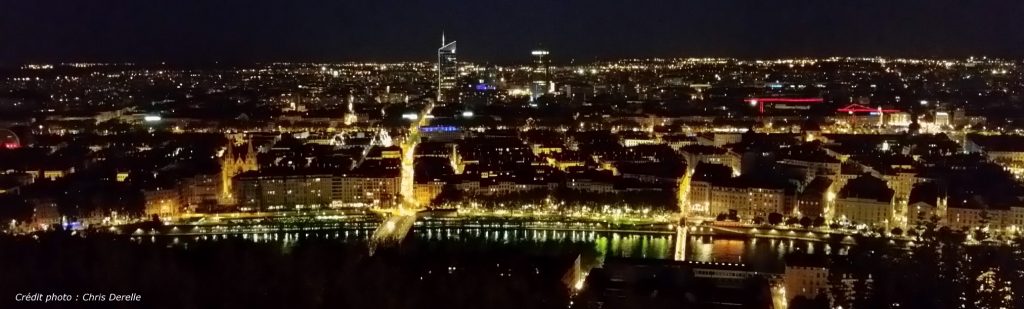 Lyon de nuit depuis l'esplanade de Fourviere. Ville des Lumieres.