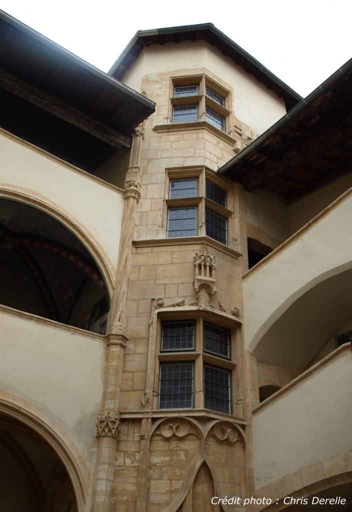 Cour interieure d'une traboule dans le Vieux-Lyon. Style Renaissance avec fenetres a meneaux et balcons peints.