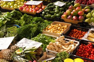Un étal de fruits et légumes sur un marché.