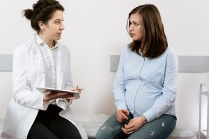 consultation entre une sage-femme et une femme enceinte qui veut accoucher à la maison