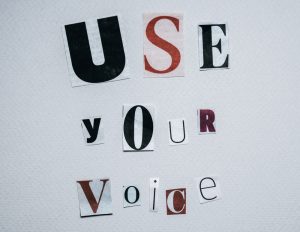 Utilisez votre voix écrit en anglais sur un mur