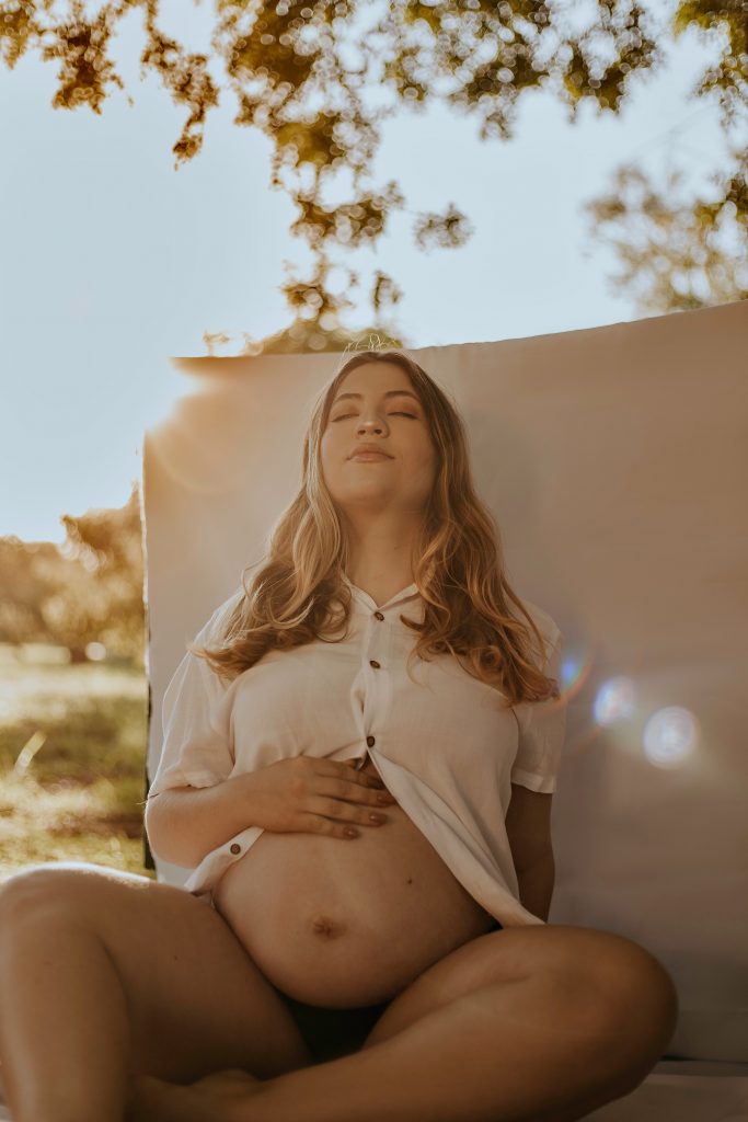 Une femme enceinte qui commence sa maternité par un déni de grossesse peut être heureuse et attendre son enfant sereinement