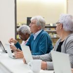 Des actions solidaires pour intégrer les seniors dans le monde numérique