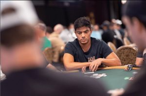 Pierre Calamusa lors d'un tournoi international de poker est toujours focus sur le jeu