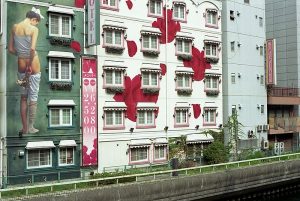 Façade kitch représentant une femme dénudée et des pétales de rose, d’un love hôtel à Osaka.