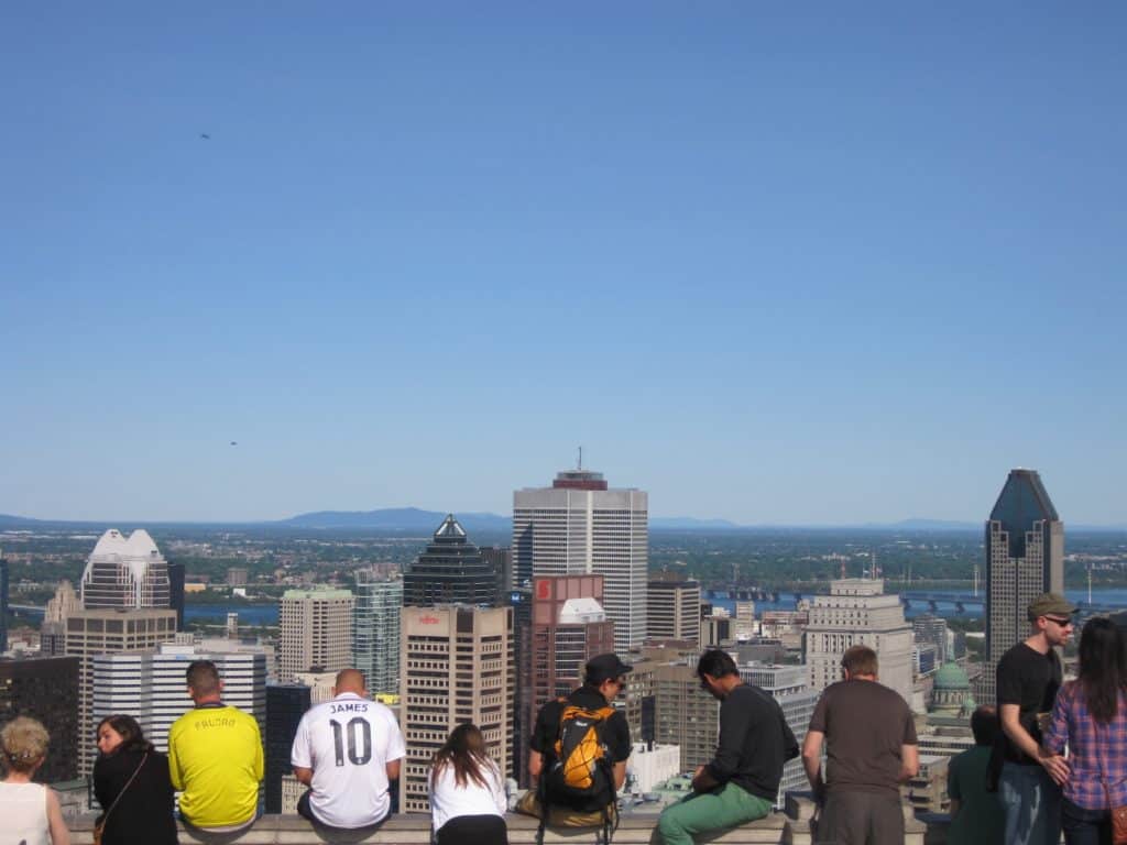 Des personnes admirent la vue sur Montréal, depuis le belvédère du Mont Royal.