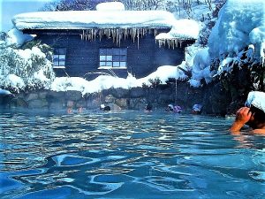 Japonais qui se baignent dans une source chaude en hiver