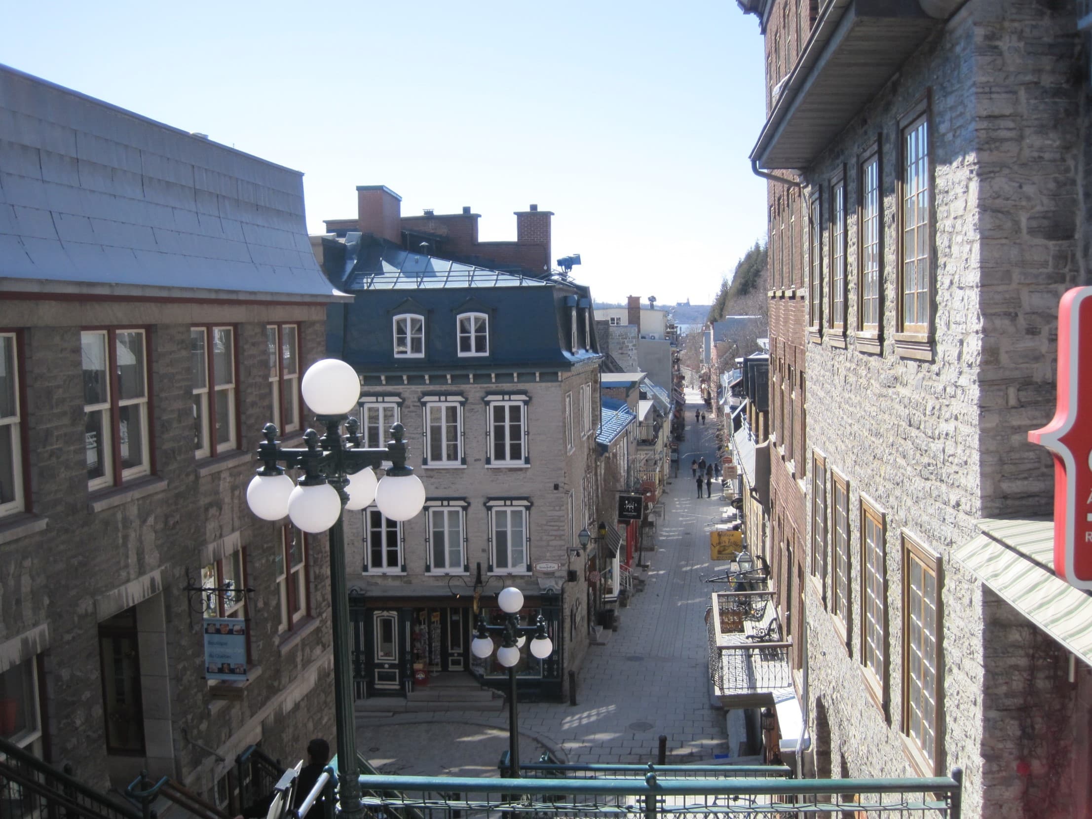 La rue du Petit-Champlain à Québec et son allure féérique