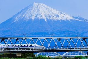 Shinkansen qui traverse un pont devant le mont Fuji