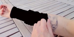 manchon anti-UV pour protéger un bras tatoué du soleil