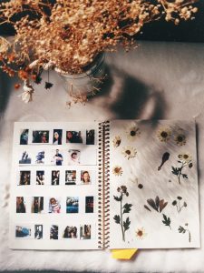 Album photo avec des fleurs séchées à la manière d'un herbier.