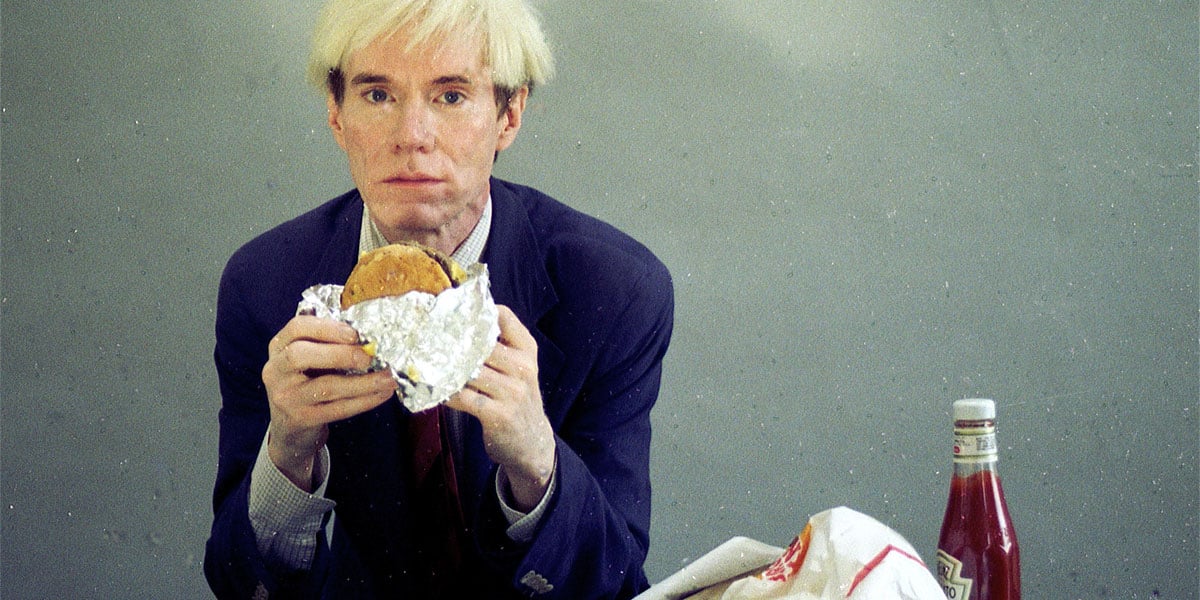 Performance d'Andy Warhol mangeant un hamburger