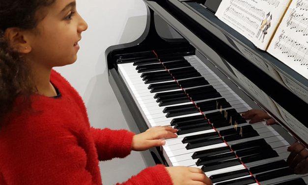 Pratiquer le piano pendant l’enfance : quels bénéfices ?