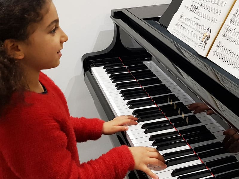 Pratiquer le piano pendant l’enfance : quels bénéfices ?