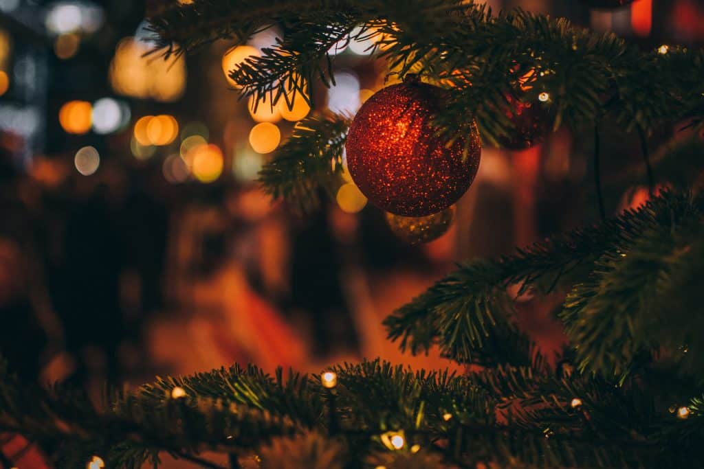 A Noël en Alsace, chaque maison décore son sapin avec les traditionnelles boules de Noël rouges. A l'origine, on y accrochait des pommes. 
