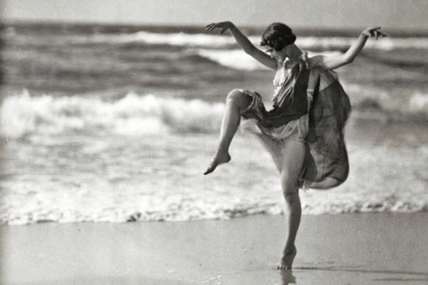 Isadora Duncan danse librement au bord des vagues