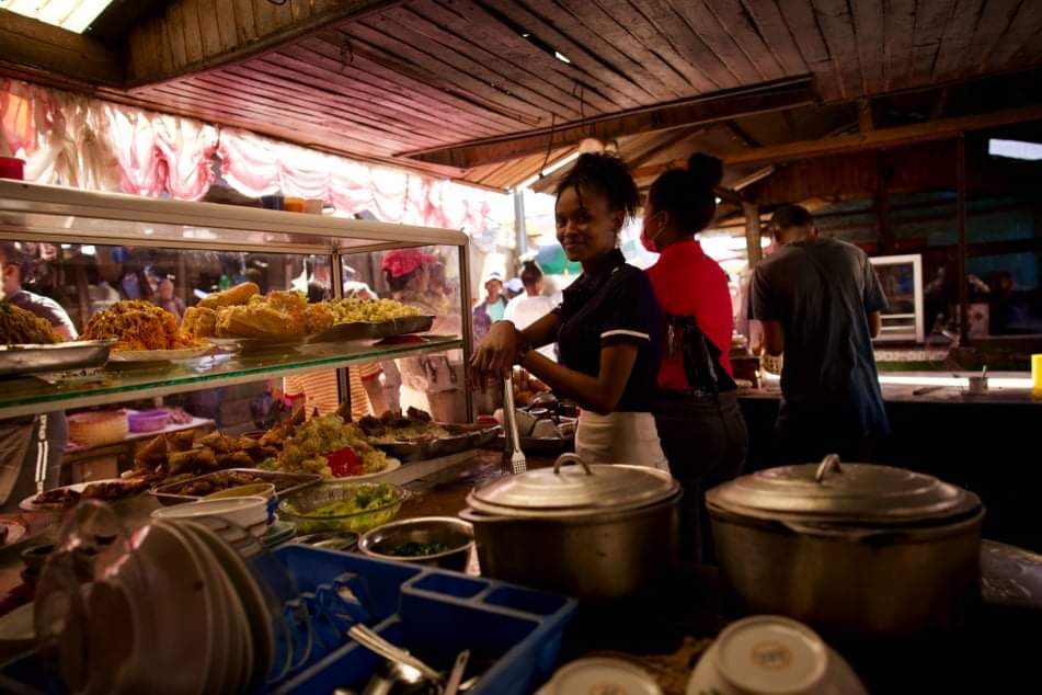Manger local un repas typique dans une gargote malgache