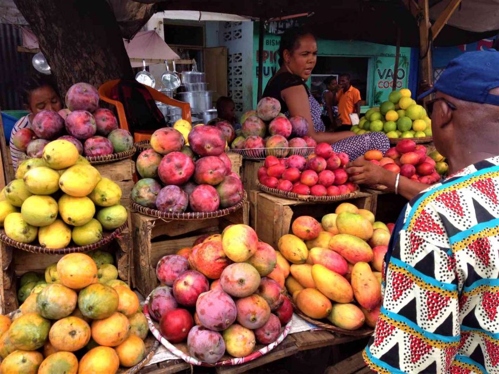 Vendeuse de mangues marché Mahajanga Madagascar