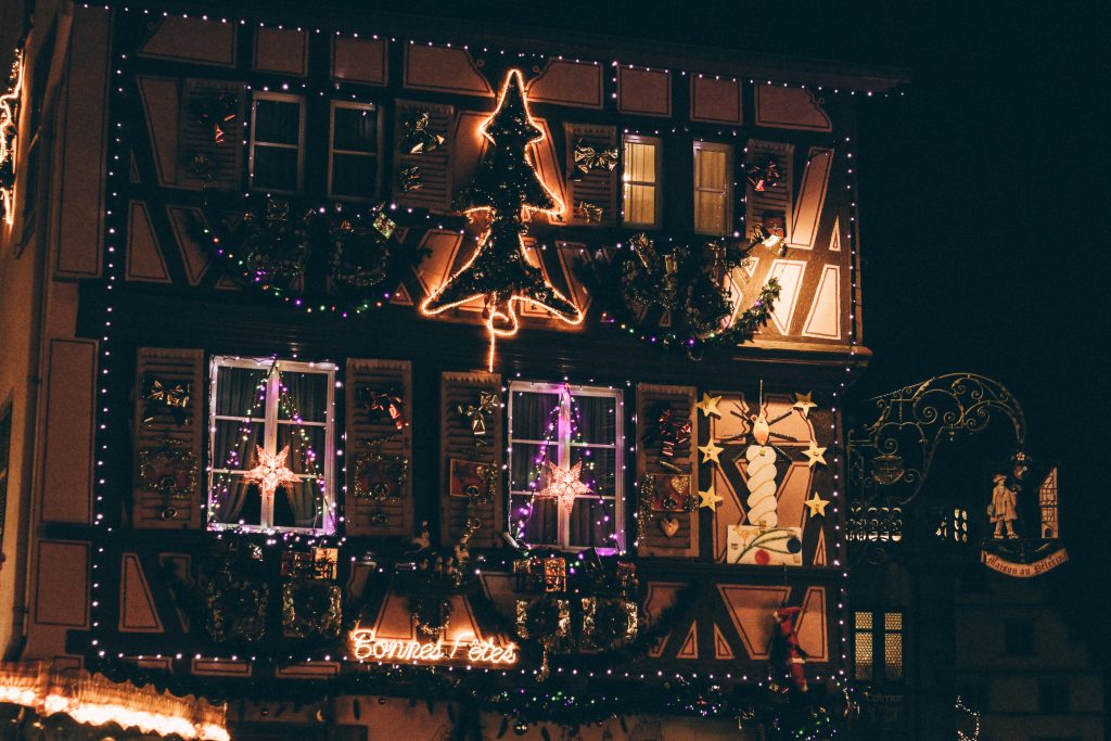 Colmar est le 2e marché de Noël le plus visité en Alsace après Strasbourg. Dans la pénombre, les illuminations en font un décor idyllique. 