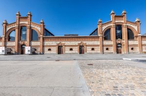 Place centrale vide du Matadero de Madrid, ancien abattoir et marché aux bestiaux.