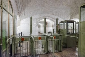 Anciens portillons d'accès aux quai du métro Chamberí à Madrid.