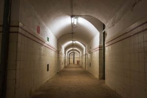 Long couloir allumé du bunker situé dans le parc El Capricho à Madrid.