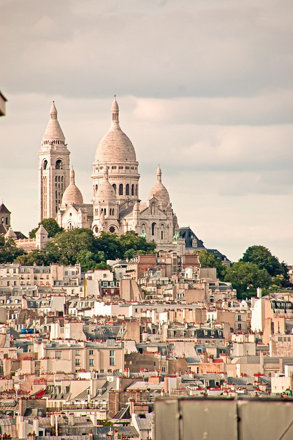 Le dôme du Sacré-Coeur de Montmartre, culminant à 200 mètres, est visible de loin et surplombe Paris