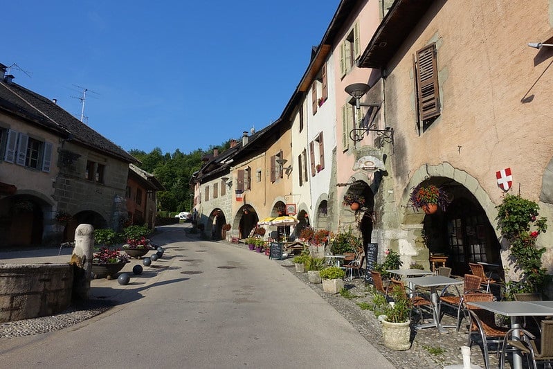 Alby-sur-Chéran se situe à moins de 20 kilomètres au sud d'Annecy.