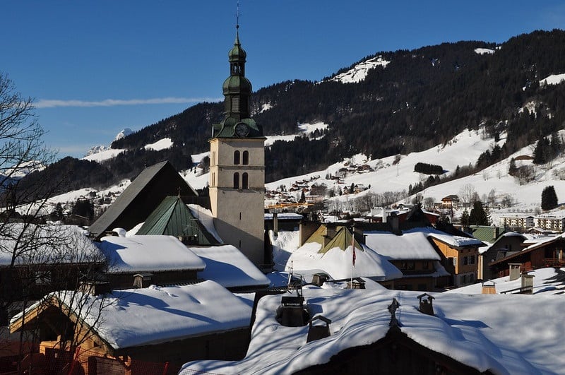 La neige fait partie du paysage en hiver à Megève. Le village est situé à 1 000 mètres d'altitude au cœur de la Haute-Savoie.