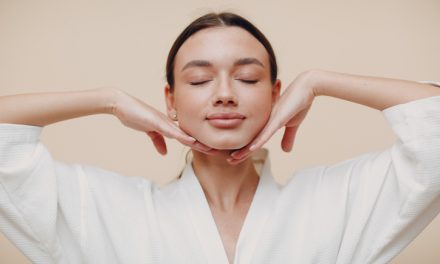 Le yoga facial : focus en 5 points sur cette technique de rajeunissement